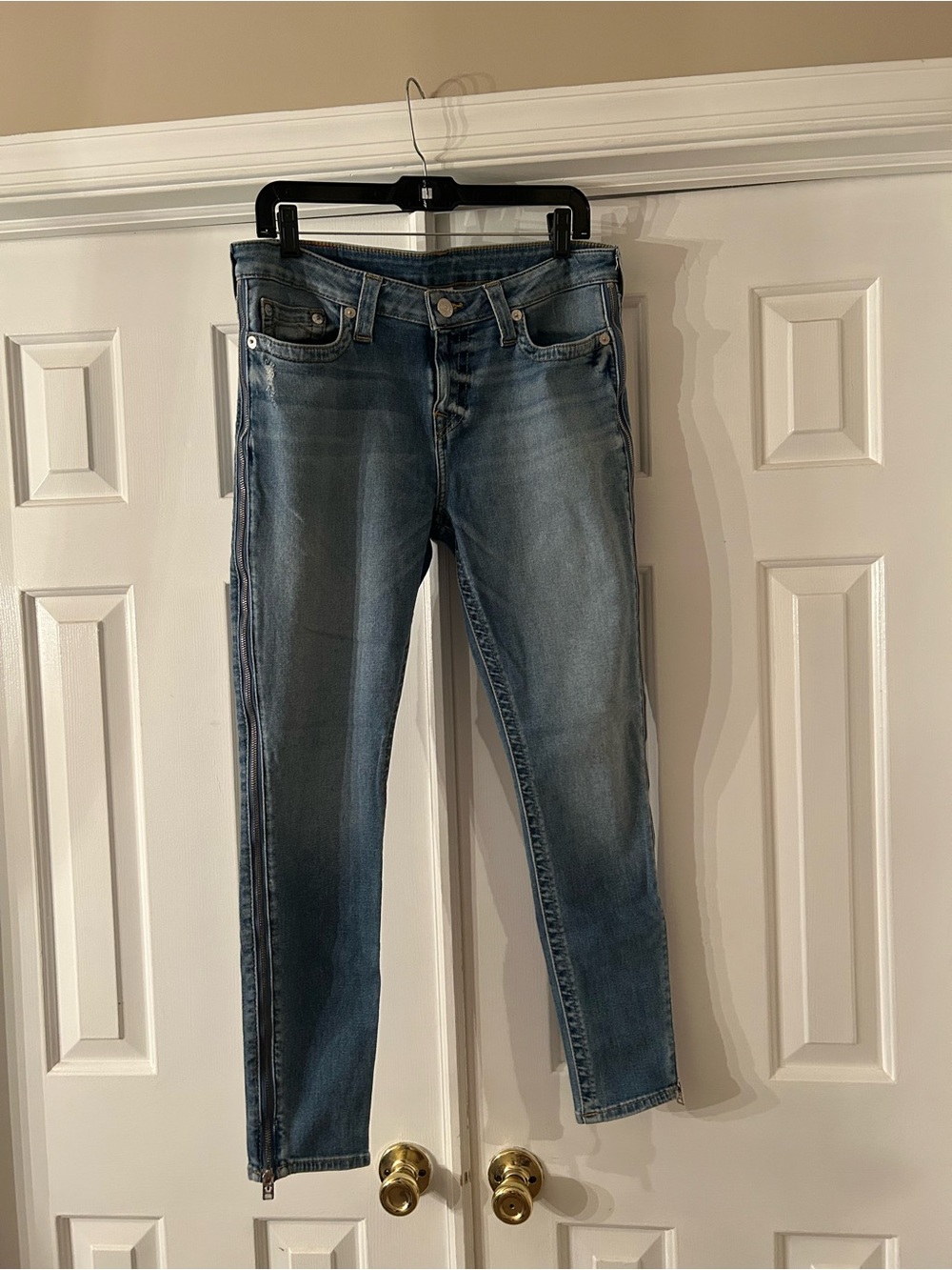True Religion women’s Jeans w/side zipper
